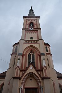 veža kostola - vysoká takmer 48 metrov