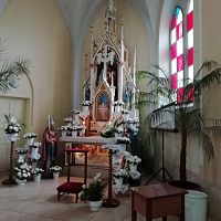 pohľad na bočný oltár v čase veľkonočných sviatkov