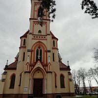 pohľad na čelnú časť kostola s predstavanou vežou