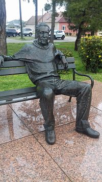 socha - spisovateľ na lavičke