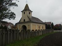 kaplnka na cintoríne so zaujímavým plotom