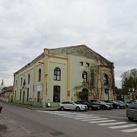 budova bývalej neologickej synagógy, dnes fitnes centrum, za ňou prízemná budova, kde sme boli ubytovaní