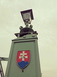 slovenský znak na moste