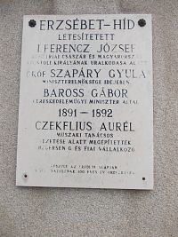 Alžbetin most - Erzsébet-híd, na tabuli som našla meno ministra Barossa Gábora, ktorý má korene v neďalekej obci