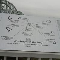 tabuľa umiestnená pri vstupe na most v Komárne