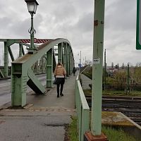 pár metrom od Alžbetinho mosta sa v Komárome nachádza tretí most a to cez železnicu