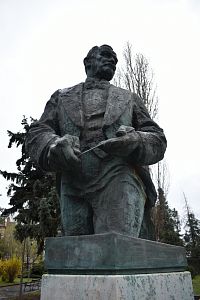socha Franza Lehára s dirigentskou paličkou