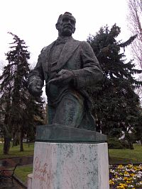 socha Leháha s dirigentskou paličkou