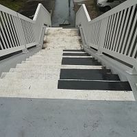 schody vedúce z mosta do parku
