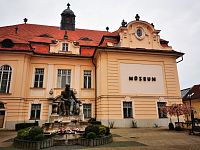 Podunajské múzeum so sochou Jókaiho