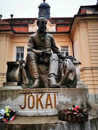 Komárno - socha Móra Jokaiho a budova Podunajského múzeam