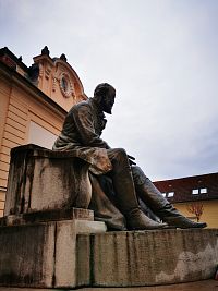socha sediaceho spisovateľa