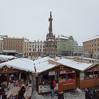 pohľad na stĺp z terasy počas vianočných trhov