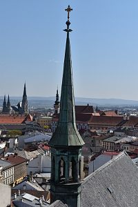 v popredí vežička kostola sv. Mórica, v pozadí katedrála sv. Václava a kostol sv. Panny Márie Snežnej