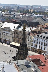 pohľad na stĺp Najsvätejšej Trojice na Hornom námestí