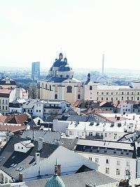 pohľad na strechy domov a kostol sv. Michala archanjela