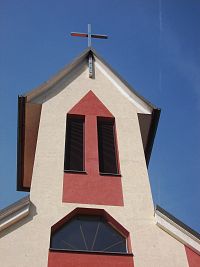 veža kostola s krížom