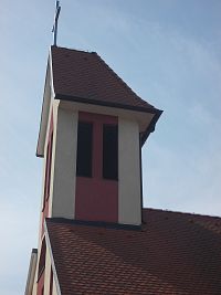 veža kostola s krížom vysoká 21,5 metra