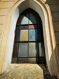 zaklenuté okno s jednoduchou vitrážou