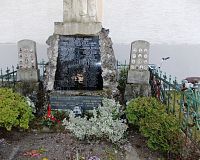 pomník - spodná časť s menami obetí