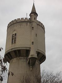 horná časť veže pripomínajúca hrad s vežičkou