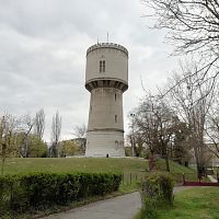 veža je vidieť z diaľky
