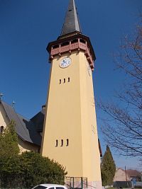 pekná veža a zvonica kostola