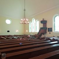 kazateľnica, lavice a okná kostola