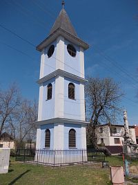 zvonica, v jej okolí socha sv. Jána Nepomuckého a artézska studňa