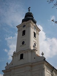 veža kostola zastrešená barokovou baňou, ktorá dosadá na terčíkovú rímsu