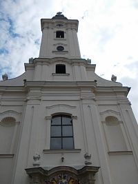 kostol s predstavanou vežou. Fasáda je zvýraznená pilastrami ( architektonický prvok, ktorý mierne vystupuje zo steny )