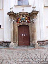 vstupný portál s erbom rodiny Károlyovcov