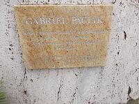 tabuľka oboznamujúca nás o Gabrielovi Paulíkovi - kňazovi a priekopníkovi včelárstva v Uhorsku
