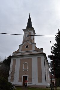 priečelie kostola so vstavanou vežou
