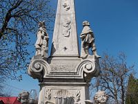 sochy v strednej časti stĺpa