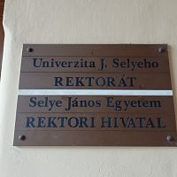 Rektorát Univerzity J. Selyeho
