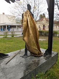 Zlatý človek - socha je dielom Petra Gáspára