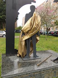 socha Zlatý človek na mramorovom podstavci