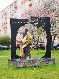 Komárno - Pamätník zakladateľom Maďarského oblastného divadla