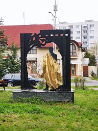 socha Zlatý človek pomenovaná podľa najznámejšieho románu Móra Jókaiho