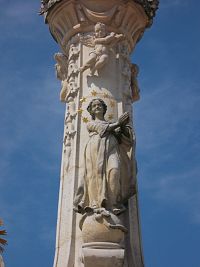 stredná časť stĺpa - na zemeguli stojí socha nepoškvrnenej Panny Márie - Immaculata