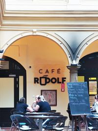 na prízemí je Café Rudolf