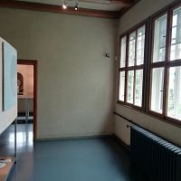 atelier s veľkými oknami, kde pracovali asi 4 spolupracovníci Dušana Jurkoviča