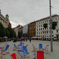 lehátka, tu pred chvíľou jedli deti svoje svačinky