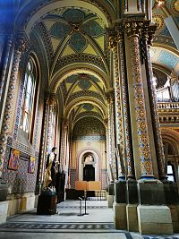 bočný oltár a farebne vyzdobené stĺpy