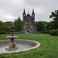prvý pohľad na kostol z parku