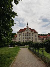 park s budovou školy na Lyčkovom námestí