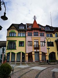 žltý dom so zeleným predstavuje stavbu zo Slovenska a Ružový dom Maďarsko