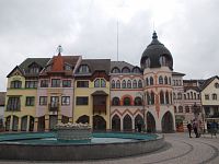 fontána a budovy predstavujúce Španielsko, Rakúsko, Maďarsko a Slovensko