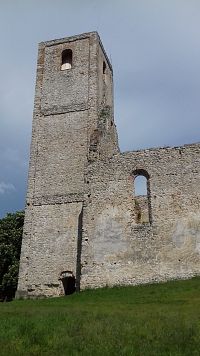 hranolovitá veža a časť kostola